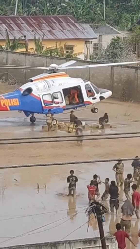 Misi Berisiko dengan Taruhan Nyawa, Helikopter Polri Nekat Dropping Logistik ke Aceh Tamiang